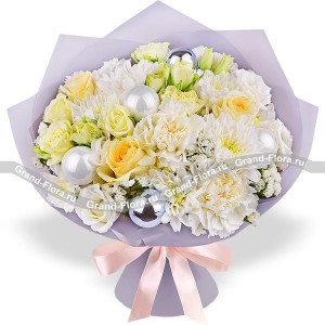 Серебряный блеск - букет с белой хризантемой и эустомой